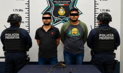 Elementos de la Secretaría de Seguridad Ciudadana de Atlixco presentan a dos hombres detenidos por la probable portación de un arma de fuego, cargadores y cartuchos de uso exclusivo de las Fuerzas Armadas, durante un operativo realizado en la colonia Revolución.
