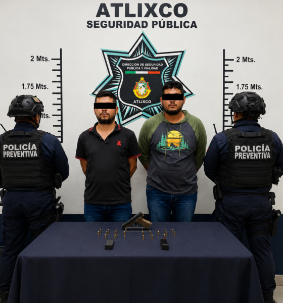Elementos de la Secretaría de Seguridad Ciudadana de Atlixco presentan a dos hombres detenidos por la probable portación de un arma de fuego, cargadores y cartuchos de uso exclusivo de las Fuerzas Armadas, durante un operativo realizado en la colonia Revolución.