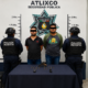 Elementos de la Secretaría de Seguridad Ciudadana de Atlixco presentan a dos hombres detenidos por la probable portación de un arma de fuego, cargadores y cartuchos de uso exclusivo de las Fuerzas Armadas, durante un operativo realizado en la colonia Revolución.