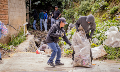Vecinos, estudiantes y personal del Ayuntamiento de Tochimilco participan en una faena comunitaria de limpieza en San Antonio Alpanocan para prevenir riesgos durante la temporada de lluvias.