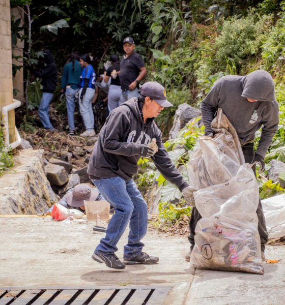 Vecinos, estudiantes y personal del Ayuntamiento de Tochimilco participan en una faena comunitaria de limpieza en San Antonio Alpanocan para prevenir riesgos durante la temporada de lluvias.