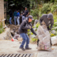 Vecinos, estudiantes y personal del Ayuntamiento de Tochimilco participan en una faena comunitaria de limpieza en San Antonio Alpanocan para prevenir riesgos durante la temporada de lluvias.