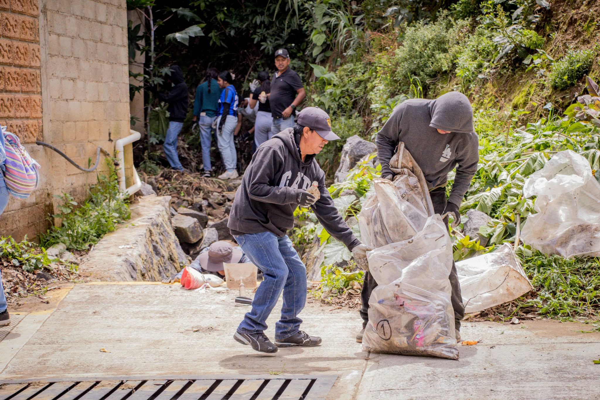 Vecinos, estudiantes y personal del Ayuntamiento de Tochimilco participan en una faena comunitaria de limpieza en San Antonio Alpanocan para prevenir riesgos durante la temporada de lluvias.