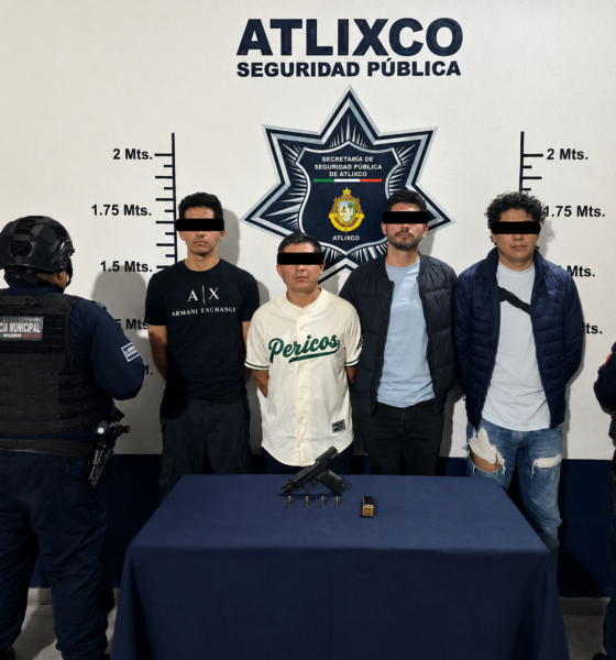 # Texto ALT Cuatro hombres detenidos por elementos de la Secretaría de Seguridad Pública de Atlixco tras una persecución en la colonia Álvaro Obregón. En la mesa de indicios se observa un arma corta, cartuchos útiles y un cargador asegurados durante el operativo. --- # Título de la imagen Detienen a cuatro hombres en Atlixco; aseguran arma de fuego tras persecución --- # Leyenda Elementos de la Secretaría de Seguridad Pública de Atlixco presentaron a cuatro hombres detenidos luego de una persecución derivada de un reporte ciudadano. Durante el operativo fue asegurada un arma corta abastecida, cartuchos útiles y un cargador, los cuales quedaron a disposición de la autoridad competente para las investigaciones correspondientes. --- # Descripción Fotografía oficial de la **Secretaría de Seguridad Pública de Atlixco** en la que aparecen **cuatro hombres detenidos** tras una persecución registrada en la colonia **Álvaro Obregón**, en el municipio de Atlixco, Puebla. La intervención policial inició luego de que una ciudadana reportó un **vehículo Mazda color rojo** que circulaba con las luces apagadas y cuyos ocupantes presuntamente realizaron detonaciones de arma de fuego al aire. Tras un operativo de búsqueda, elementos municipales interceptaron la unidad sobre la **calle 9 Poniente número 113**. Durante la inspección del vehículo, los oficiales localizaron un **cartucho percutido** y posteriormente aseguraron un **arma corta abastecida con cartuchos útiles**, la cual se encontraba debajo del asiento del conductor. En la imagen también se aprecia el armamento asegurado colocado sobre una mesa de indicios, acompañado por el cargador y la munición correspondiente. Los cuatro detenidos fueron puestos a disposición de la autoridad competente, que será la encargada de determinar su situación jurídica conforme al debido proceso. Es importante señalar que, de acuerdo con la legislación mexicana, toda persona detenida goza del derecho a la **presunción de inocencia** hasta que exista una resolución judicial firme. La imagen ilustra una acción de seguridad pública derivada de la atención a un reporte ciudadano y sirve como apoyo visual para informar sobre los resultados del operativo realizado por la Policía Municipal de Atlixco, así como para destacar la importancia de la denuncia oportuna en la prevención y combate de hechos delictivos.