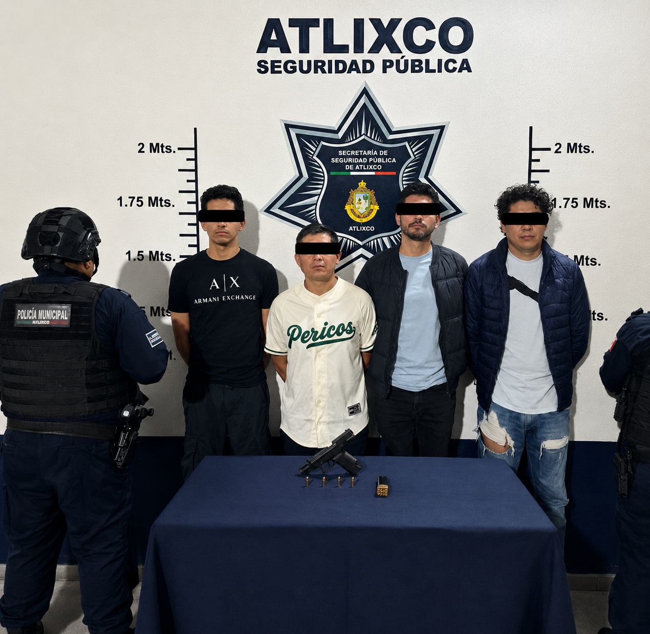 # Texto ALT Cuatro hombres detenidos por elementos de la Secretaría de Seguridad Pública de Atlixco tras una persecución en la colonia Álvaro Obregón. En la mesa de indicios se observa un arma corta, cartuchos útiles y un cargador asegurados durante el operativo. --- # Título de la imagen Detienen a cuatro hombres en Atlixco; aseguran arma de fuego tras persecución --- # Leyenda Elementos de la Secretaría de Seguridad Pública de Atlixco presentaron a cuatro hombres detenidos luego de una persecución derivada de un reporte ciudadano. Durante el operativo fue asegurada un arma corta abastecida, cartuchos útiles y un cargador, los cuales quedaron a disposición de la autoridad competente para las investigaciones correspondientes. --- # Descripción Fotografía oficial de la **Secretaría de Seguridad Pública de Atlixco** en la que aparecen **cuatro hombres detenidos** tras una persecución registrada en la colonia **Álvaro Obregón**, en el municipio de Atlixco, Puebla. La intervención policial inició luego de que una ciudadana reportó un **vehículo Mazda color rojo** que circulaba con las luces apagadas y cuyos ocupantes presuntamente realizaron detonaciones de arma de fuego al aire. Tras un operativo de búsqueda, elementos municipales interceptaron la unidad sobre la **calle 9 Poniente número 113**. Durante la inspección del vehículo, los oficiales localizaron un **cartucho percutido** y posteriormente aseguraron un **arma corta abastecida con cartuchos útiles**, la cual se encontraba debajo del asiento del conductor. En la imagen también se aprecia el armamento asegurado colocado sobre una mesa de indicios, acompañado por el cargador y la munición correspondiente. Los cuatro detenidos fueron puestos a disposición de la autoridad competente, que será la encargada de determinar su situación jurídica conforme al debido proceso. Es importante señalar que, de acuerdo con la legislación mexicana, toda persona detenida goza del derecho a la **presunción de inocencia** hasta que exista una resolución judicial firme. La imagen ilustra una acción de seguridad pública derivada de la atención a un reporte ciudadano y sirve como apoyo visual para informar sobre los resultados del operativo realizado por la Policía Municipal de Atlixco, así como para destacar la importancia de la denuncia oportuna en la prevención y combate de hechos delictivos.