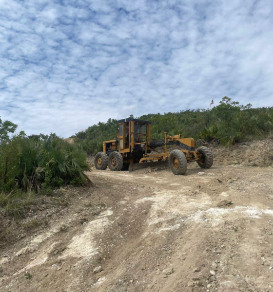 Maquinaria del Ayuntamiento de Huaquechula realiza trabajos de rehabilitación del camino de acceso al Cerro Gordo en la comunidad de Cacaloxúchitl.