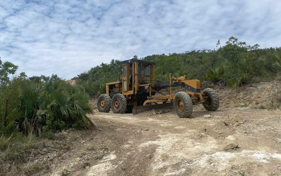 Maquinaria del Ayuntamiento de Huaquechula realiza trabajos de rehabilitación del camino de acceso al Cerro Gordo en la comunidad de Cacaloxúchitl.