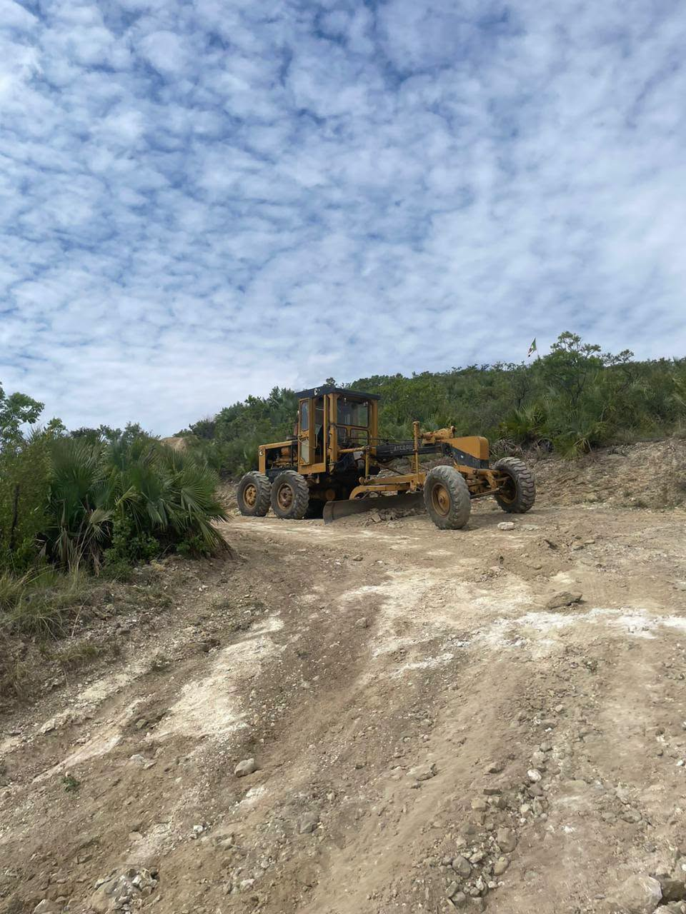 Maquinaria del Ayuntamiento de Huaquechula realiza trabajos de rehabilitación del camino de acceso al Cerro Gordo en la comunidad de Cacaloxúchitl.