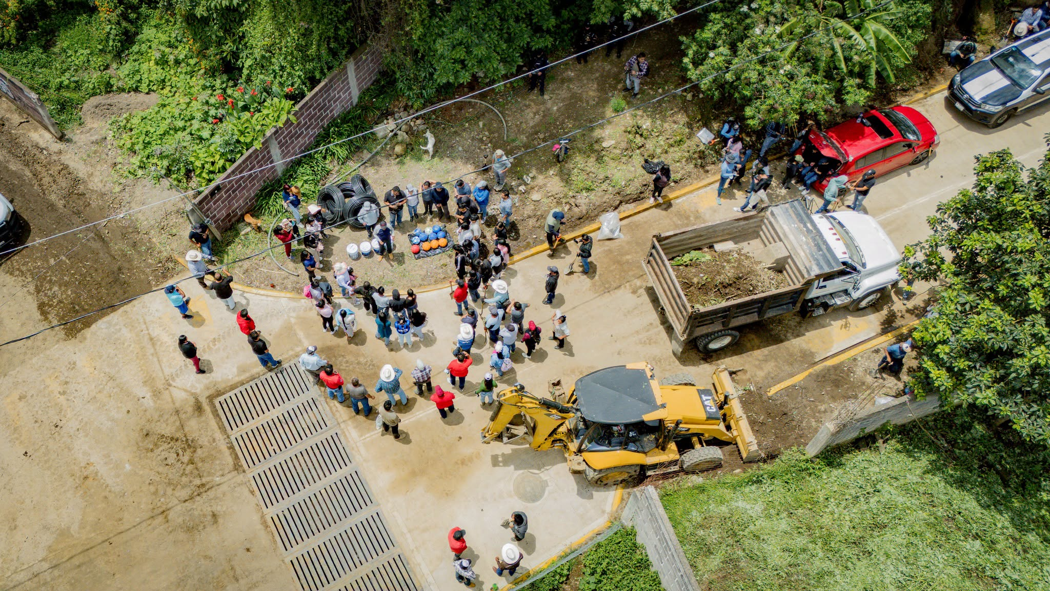 Habitantes de San Antonio Alpanocan participan en una faena comunitaria y reciben apoyos del Ayuntamiento de Tochimilco para educación, deporte e infraestructura.