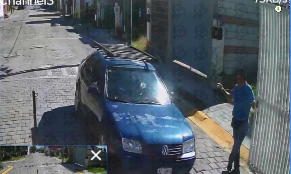 Captura de una cámara de videovigilancia en el fraccionamiento Villa Helena, Atlixco, donde vecinos denunciaron el presunto atropellamiento de la perrita Ody por un vehículo azul.