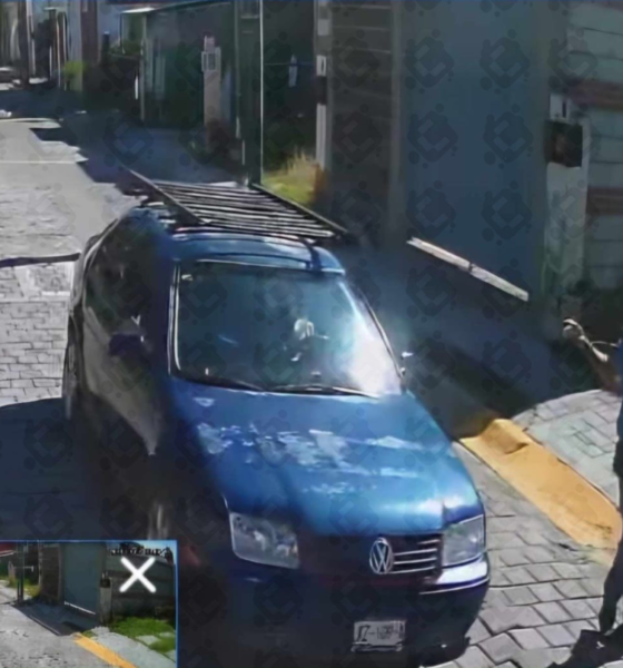Captura de una cámara de videovigilancia en el fraccionamiento Villa Helena, Atlixco, donde vecinos denunciaron el presunto atropellamiento de la perrita Ody por un vehículo azul.