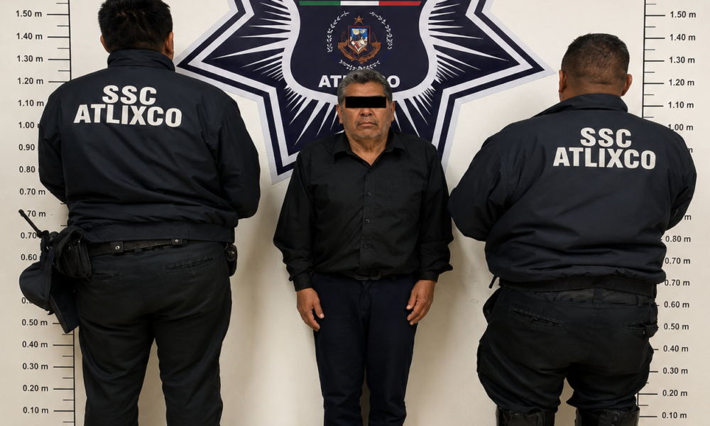 Elementos de la Secretaría de Seguridad Ciudadana de Atlixco presentan a un hombre detenido por su presunta responsabilidad en un hecho de tránsito que ocasionó daños a un automóvil Jaguar XK8 estacionado sobre el Boulevard Rafael Moreno Valle.