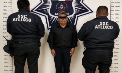 Elementos de la Secretaría de Seguridad Ciudadana de Atlixco presentan a un hombre detenido por su presunta responsabilidad en un hecho de tránsito que ocasionó daños a un automóvil Jaguar XK8 estacionado sobre el Boulevard Rafael Moreno Valle.