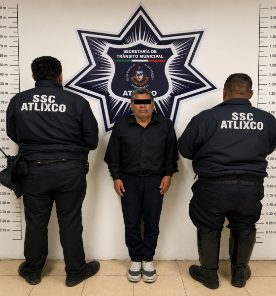 Elementos de la Secretaría de Seguridad Ciudadana de Atlixco presentan a un hombre detenido por su presunta responsabilidad en un hecho de tránsito que ocasionó daños a un automóvil Jaguar XK8 estacionado sobre el Boulevard Rafael Moreno Valle.