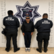 Elementos de la Secretaría de Seguridad Ciudadana de Atlixco presentan a un hombre detenido por su presunta responsabilidad en un hecho de tránsito que ocasionó daños a un automóvil Jaguar XK8 estacionado sobre el Boulevard Rafael Moreno Valle.