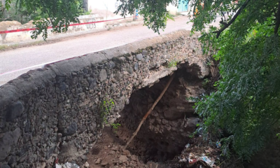 Puente dañado sobre la calle 5 Norte en Huaquechula con afectaciones estructurales provocadas por lluvias.