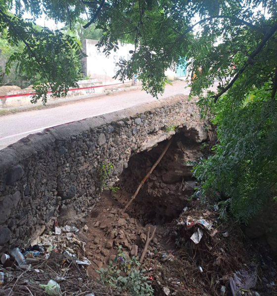 Puente dañado sobre la calle 5 Norte en Huaquechula con afectaciones estructurales provocadas por lluvias.