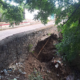 Puente dañado sobre la calle 5 Norte en Huaquechula con afectaciones estructurales provocadas por lluvias.