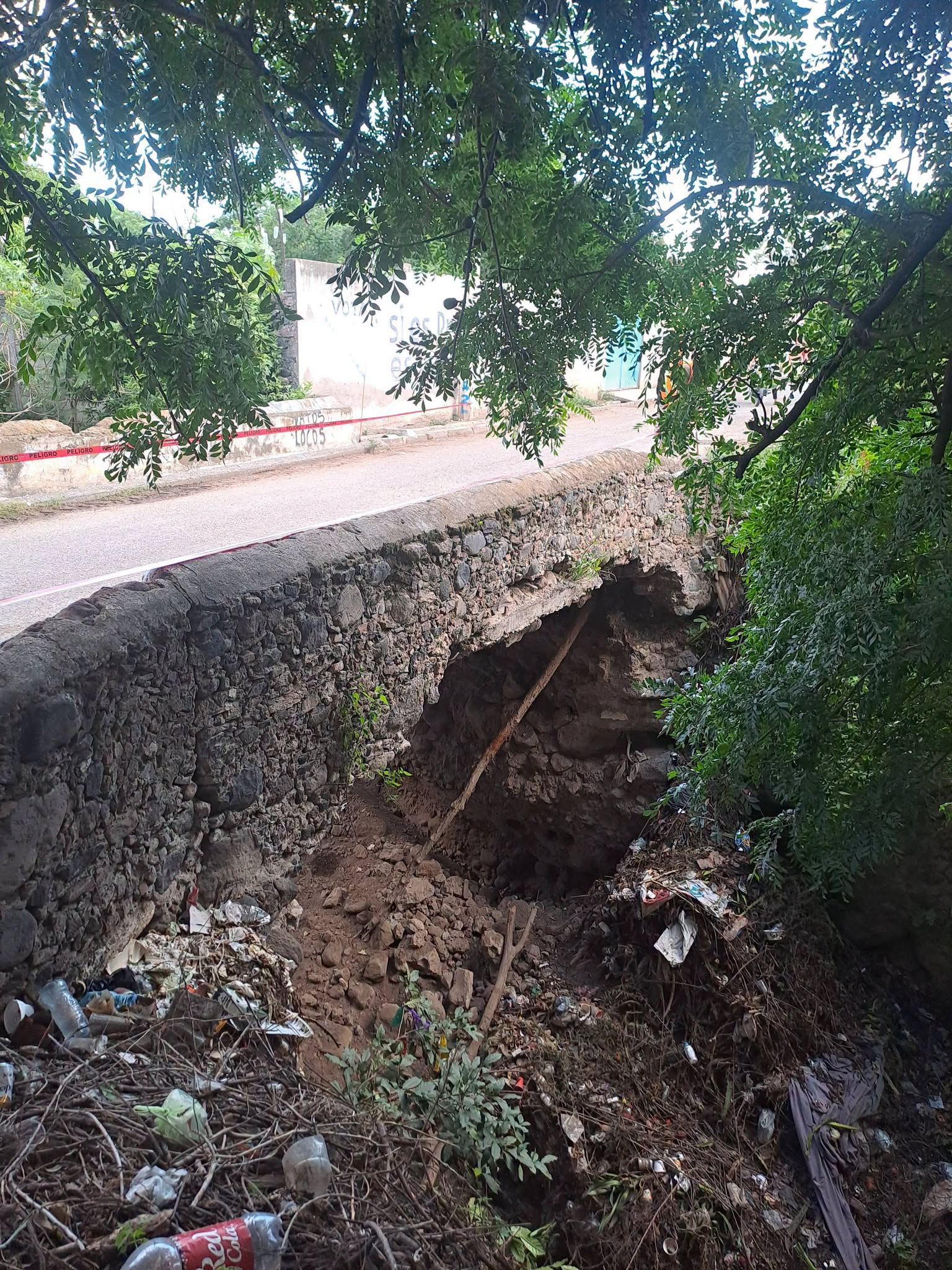 Puente dañado sobre la calle 5 Norte en Huaquechula con afectaciones estructurales provocadas por lluvias.