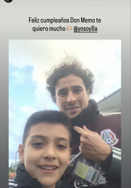 Gilberto Mora comparte una fotografía de su infancia junto a Guillermo Ochoa para felicitarlo por su cumpleaños.