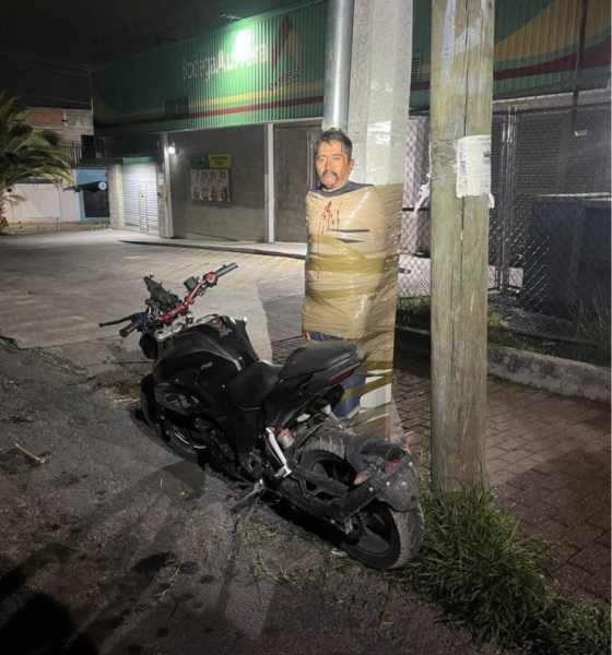 Personas señaladas como presuntas responsables de robo de motocicletas aparecen amarradas a postes en Lagos de Moreno, Jalisco, caso viralizado en redes sociales como el del “Batman de Lagos de Moreno” y que ya es investigado por autoridades estatales.
