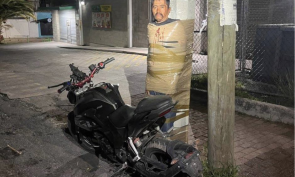 Personas señaladas como presuntas responsables de robo de motocicletas aparecen amarradas a postes en Lagos de Moreno, Jalisco, caso viralizado en redes sociales como el del “Batman de Lagos de Moreno” y que ya es investigado por autoridades estatales.