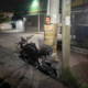 Personas señaladas como presuntas responsables de robo de motocicletas aparecen amarradas a postes en Lagos de Moreno, Jalisco, caso viralizado en redes sociales como el del “Batman de Lagos de Moreno” y que ya es investigado por autoridades estatales.