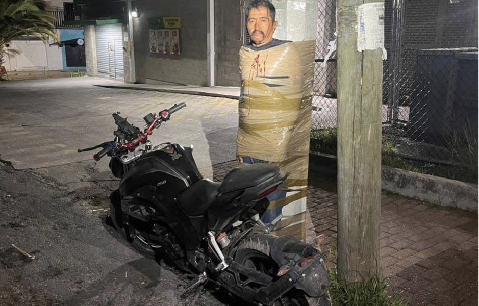 Personas señaladas como presuntas responsables de robo de motocicletas aparecen amarradas a postes en Lagos de Moreno, Jalisco, caso viralizado en redes sociales como el del “Batman de Lagos de Moreno” y que ya es investigado por autoridades estatales.