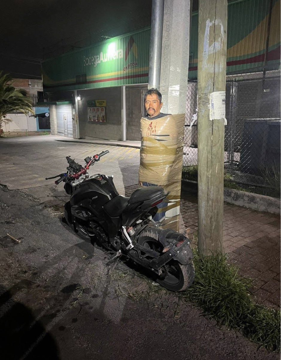 Personas señaladas como presuntas responsables de robo de motocicletas aparecen amarradas a postes en Lagos de Moreno, Jalisco, caso viralizado en redes sociales como el del “Batman de Lagos de Moreno” y que ya es investigado por autoridades estatales.