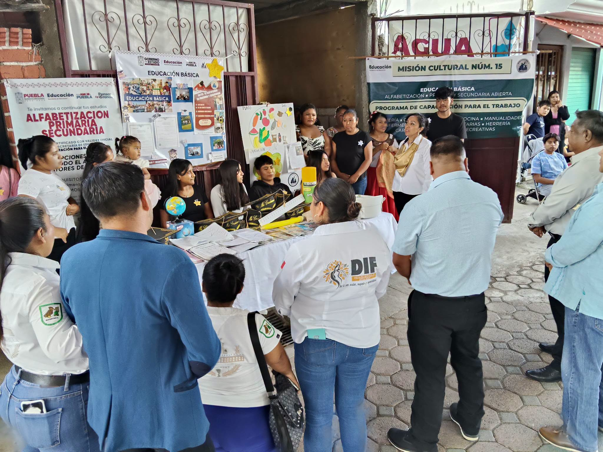 Clausura de los talleres de la Misión Cultural No. 15 Puebla en Cacaloxúchitl, Huaquechula, con exposición de trabajos realizados por más de 190 estudiantes.