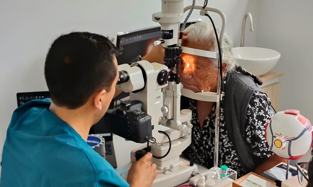 Pacientes de Huaquechula reciben valoración oftalmológica especializada durante una jornada organizada por el DIF Municipal.