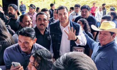 Representantes del Ayuntamiento de Huaquechula reciben dos Distintivos Comunitarios por proyectos de turismo sostenible durante un evento realizado en Zacapoaxtla.