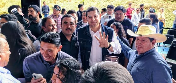 Representantes del Ayuntamiento de Huaquechula reciben dos Distintivos Comunitarios por proyectos de turismo sostenible durante un evento realizado en Zacapoaxtla.