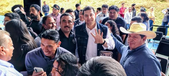 Representantes del Ayuntamiento de Huaquechula reciben dos Distintivos Comunitarios por proyectos de turismo sostenible durante un evento realizado en Zacapoaxtla.