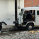 Camioneta tipo combi blanca impactada contra un poste de telefonía en la colonia Santa Rosa Chapulapa, en Atlixco, tras un accidente vial registrado la mañana del 8 de julio de 2026.