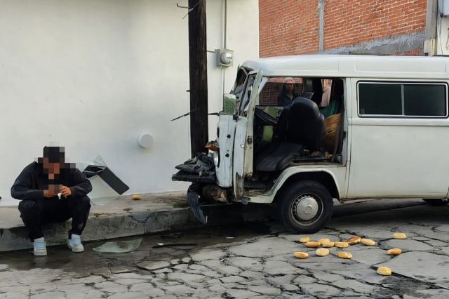 Camioneta tipo combi blanca impactada contra un poste de telefonía en la colonia Santa Rosa Chapulapa, en Atlixco, tras un accidente vial registrado la mañana del 8 de julio de 2026.