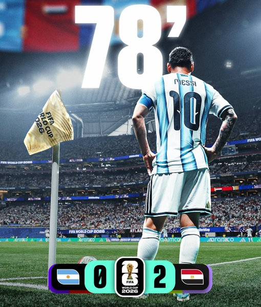 Lionel Messi observa el terreno de juego durante la victoria de Argentina 2-0 sobre Egipto en los octavos de final de la Copa Mundial de la FIFA 2026, resultado que clasificó a la Albiceleste a los cuartos de final.