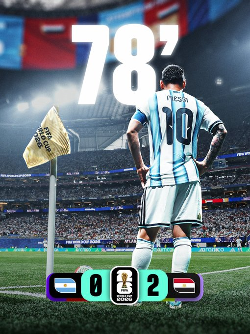 Lionel Messi observa el terreno de juego durante la victoria de Argentina 2-0 sobre Egipto en los octavos de final de la Copa Mundial de la FIFA 2026, resultado que clasificó a la Albiceleste a los cuartos de final.