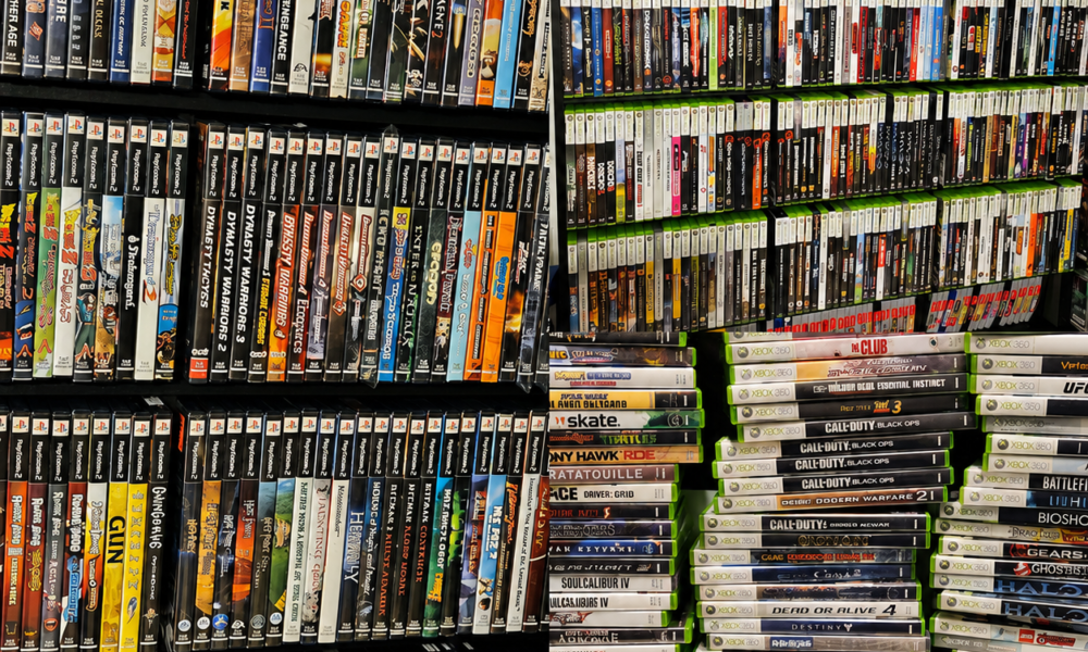 Colección de videojuegos físicos para PlayStation 2, PlayStation 3, PlayStation 4, Xbox y Xbox 360 utilizada para ilustrar el debate sobre el futuro del formato físico tras el anuncio de Sony de poner fin a los discos para nuevos juegos de PlayStation a partir de 2028.