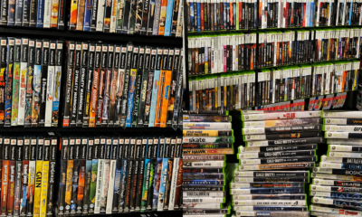 Colección de videojuegos físicos para PlayStation 2, PlayStation 3, PlayStation 4, Xbox y Xbox 360 utilizada para ilustrar el debate sobre el futuro del formato físico tras el anuncio de Sony de poner fin a los discos para nuevos juegos de PlayStation a partir de 2028.