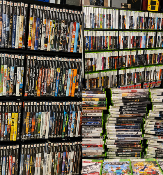 Colección de videojuegos físicos para PlayStation 2, PlayStation 3, PlayStation 4, Xbox y Xbox 360 utilizada para ilustrar el debate sobre el futuro del formato físico tras el anuncio de Sony de poner fin a los discos para nuevos juegos de PlayStation a partir de 2028.