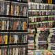 Colección de videojuegos físicos para PlayStation 2, PlayStation 3, PlayStation 4, Xbox y Xbox 360 utilizada para ilustrar el debate sobre el futuro del formato físico tras el anuncio de Sony de poner fin a los discos para nuevos juegos de PlayStation a partir de 2028.