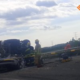 Servicios de emergencia atienden un accidente entre un camión de carga y un automóvil compacto en la autopista Siglo XXI.