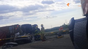 Servicios de emergencia atienden un accidente entre un camión de carga y un automóvil compacto en la autopista Siglo XXI.