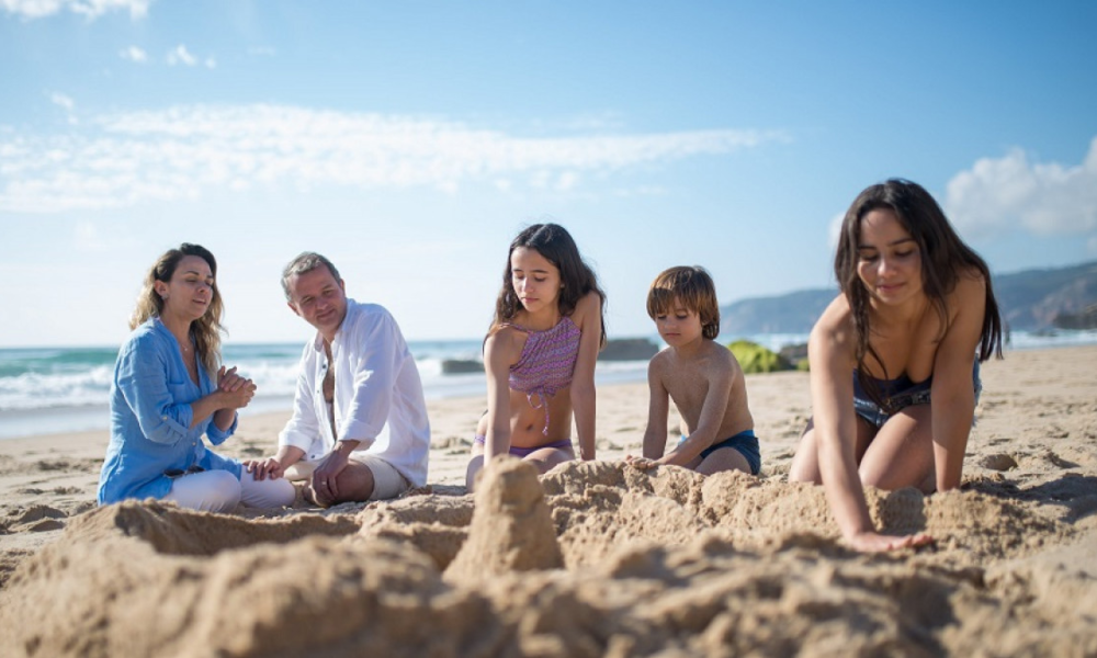 Familia disfruta de las vacaciones de verano durante el periodo de descanso escolar.