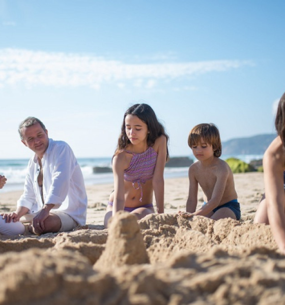 Familia disfruta de las vacaciones de verano durante el periodo de descanso escolar.