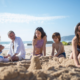 Familia disfruta de las vacaciones de verano durante el periodo de descanso escolar.