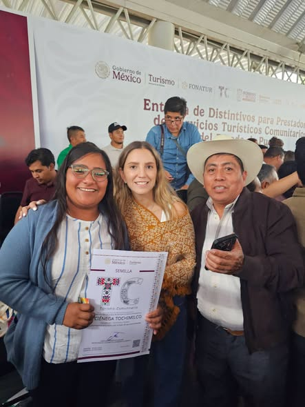 Entrega del Distintivo de Turismo Comunitario al Parque Ecoturístico La Ciénega de Tochimilco durante un evento encabezado por autoridades de turismo.
