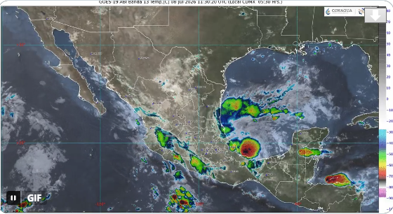 Imagen satelital GOES-19 muestra sistemas nubosos sobre el centro de México durante el pronóstico meteorológico del 8 de julio de 2026, con lluvias, chubascos, descargas eléctricas y bancos de niebla previstos para Puebla y entidades vecinas.