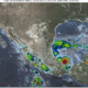 Imagen satelital GOES-19 muestra sistemas nubosos sobre el centro de México durante el pronóstico meteorológico del 8 de julio de 2026, con lluvias, chubascos, descargas eléctricas y bancos de niebla previstos para Puebla y entidades vecinas.